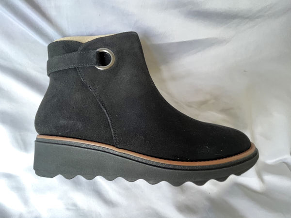 Clarks Size 9 Sharon Spring Black Suede Bootie