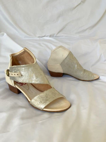 a.s.98 Lucus Size 7.5 Cream Metallic Sandals