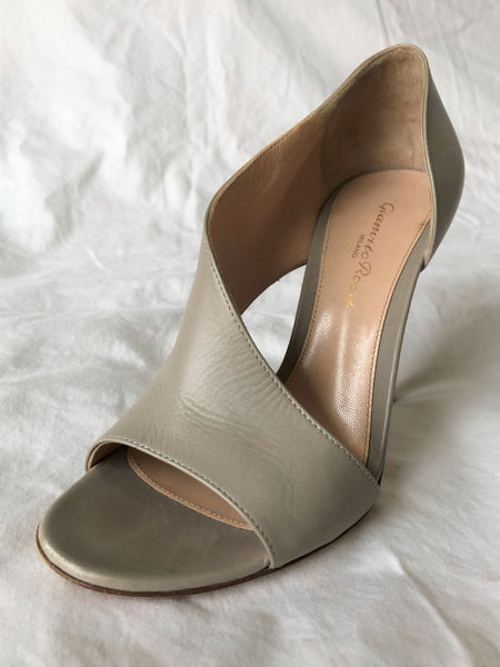 Gianvito Rossi Size 6 Demi Gray Open Toe Pumps