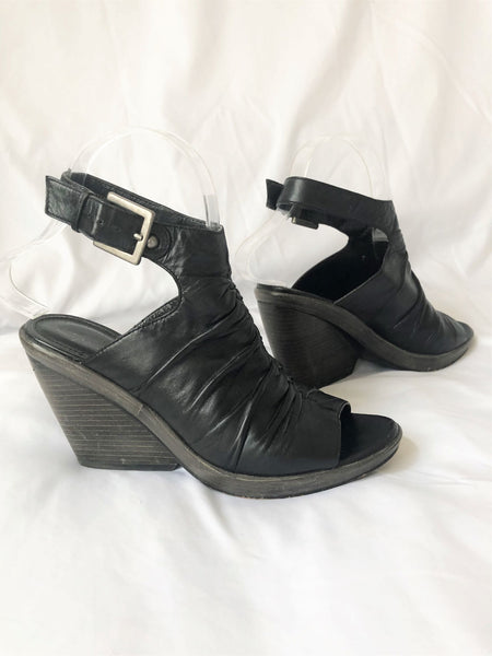 B Makowsky Size 6 Black Peep Toe Wedges