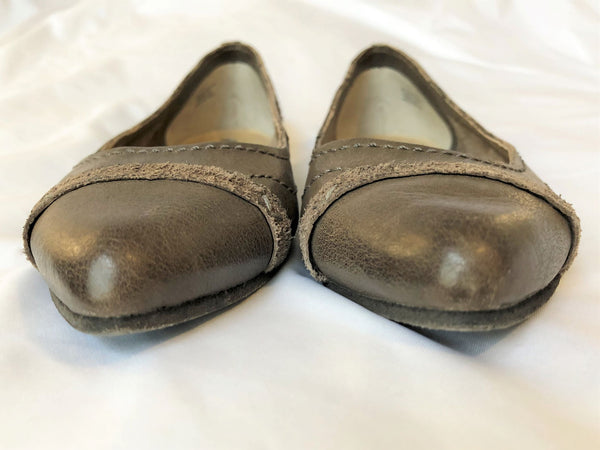 Frye Size 6 Taupe Leather Flats