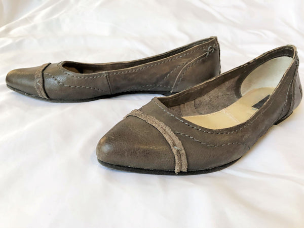 Frye Size 6 Taupe Leather Flats
