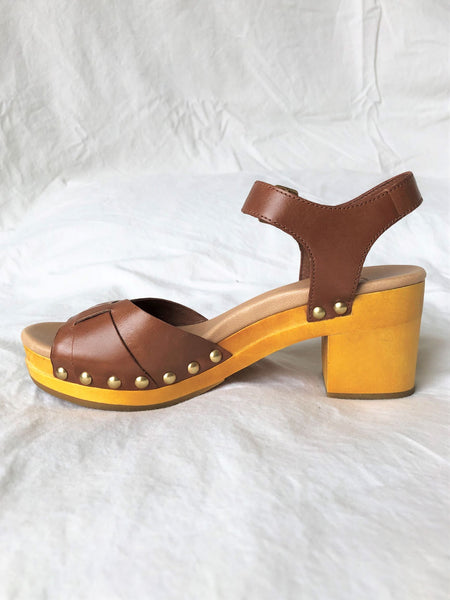 UGG Size 6 Janie Caramel Leather Sandals - NWOT
