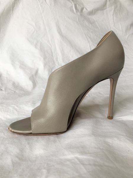 Gianvito Rossi Size 6 Demi Gray Open Toe Pumps