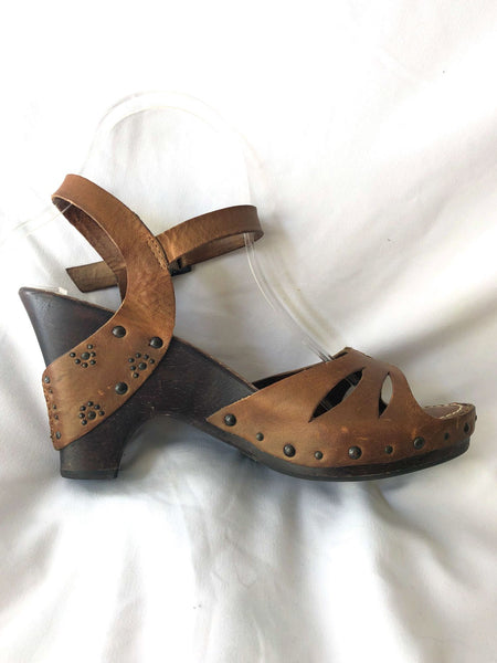 Frye Size 7.5 Brown Leather Studded Sandals