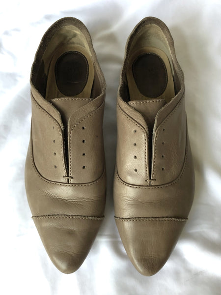 Frye Size 8.5 Taupe Leather Oxfords - CLEARANCE