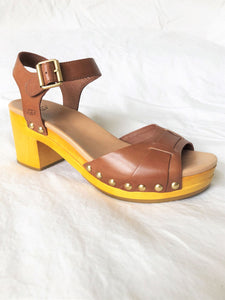 UGG Size 6 Janie Caramel Leather Sandals