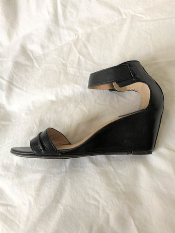 Frye Size 7 Carol Seam Black Leather Sandals