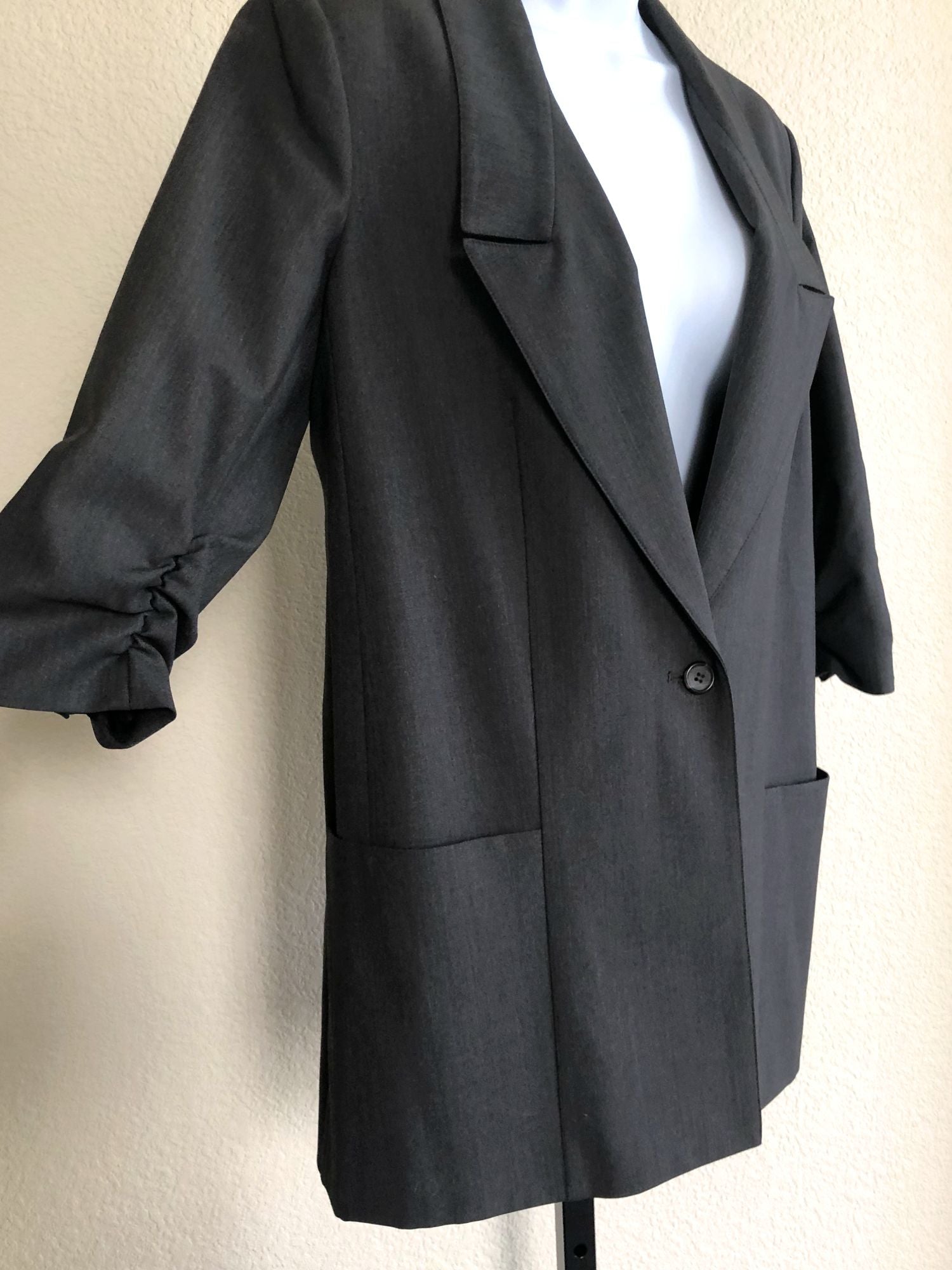 Elizabeth and James Size 8 Gray Ruched Sleeve Relaxed Blazer