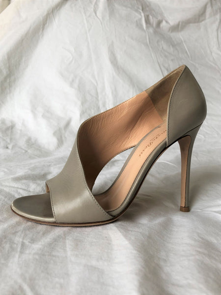 Gianvito Rossi Size 6 Demi Gray Open Toe Pumps