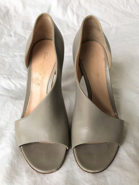 Gianvito Rossi Size 6 Demi Gray Open Toe Pumps