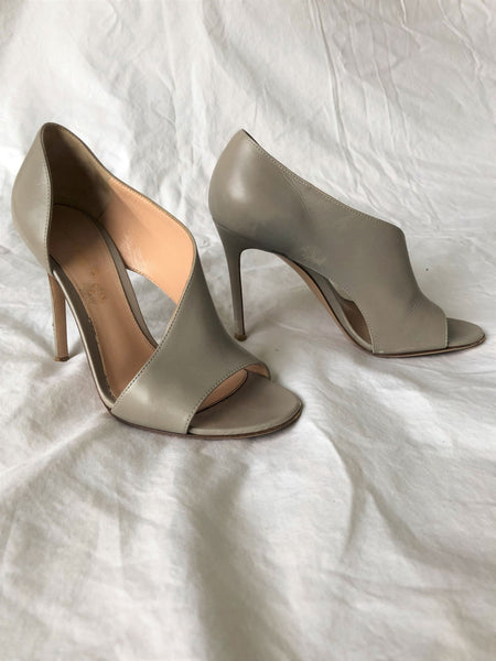 Gianvito Rossi Size 6 Demi Gray Open Toe Pumps