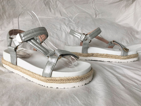 Taryn Rose Size 8 Lydia Silver Leather Sandals