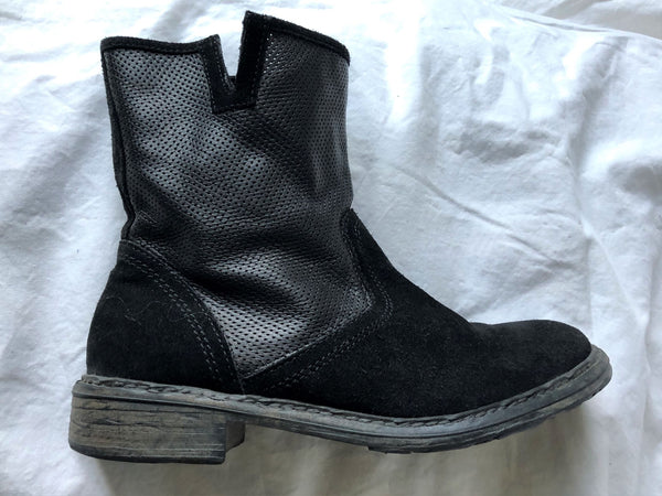 Sundance Size 7 Black Suede Boots