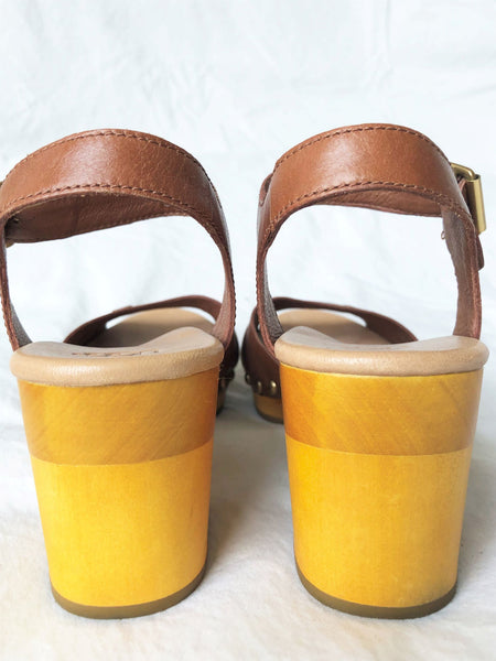 UGG Size 6 Janie Caramel Leather Sandals