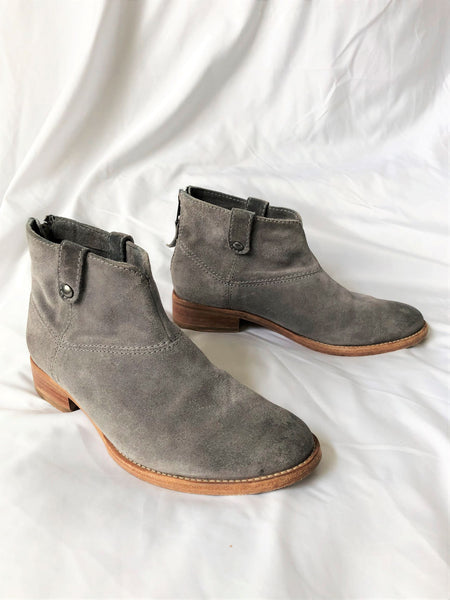 Johnston & Murphy Size 6.5 Gray Suede Boots