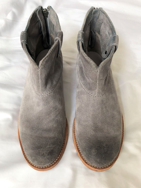 Johnston & Murphy Size 6.5 Gray Suede Boots