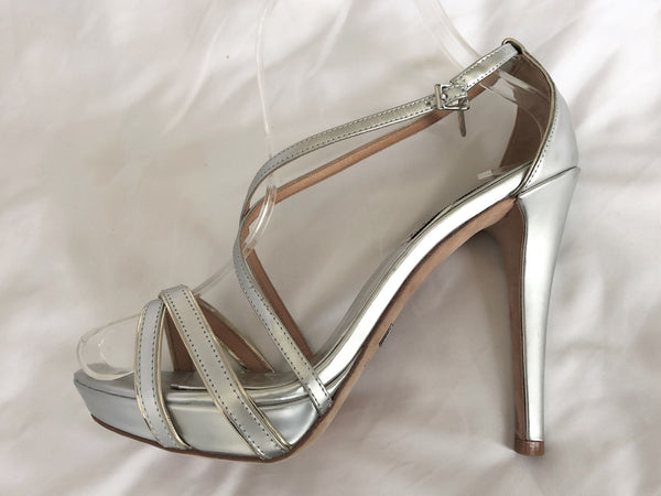 Badgley Mischka Size 7 Fierce Silver Leather Sandals