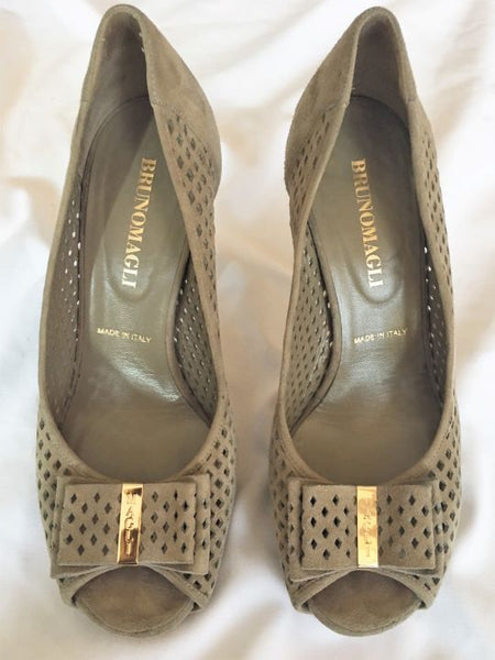 Bruno Magli Size 6.5 Gray Beige Peep Toe Pumps