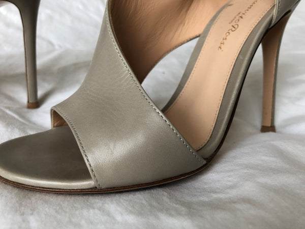 Gianvito Rossi Size 6 Demi Gray Open Toe Pumps