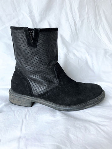 Sundance Size 7 Black Suede Boots