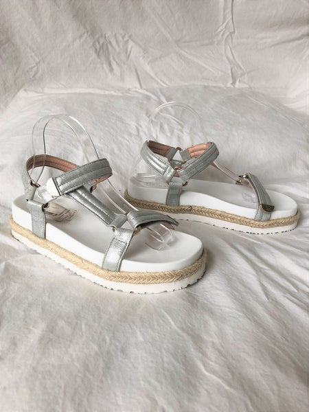 Taryn Rose Size 8 Lydia Silver Leather Sandals