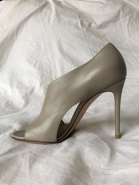 Gianvito Rossi Size 6 Demi Gray Open Toe Pumps