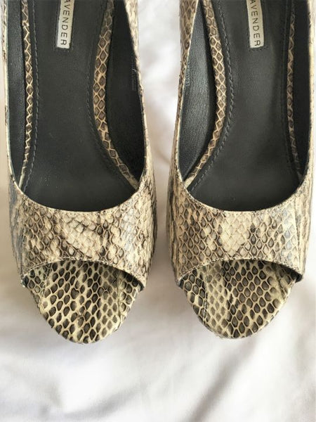 Vera Wang Lavender Size 8.5 Selima Beige Snakeskin Pumps