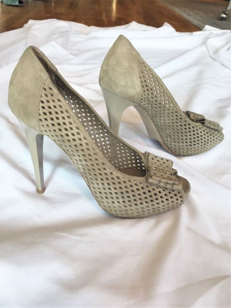 Bruno Magli Size 6.5 Gray Beige Peep Toe Pumps