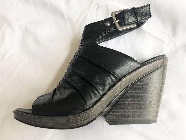 B Makowsky Size 6 Black Peep Toe Wedges