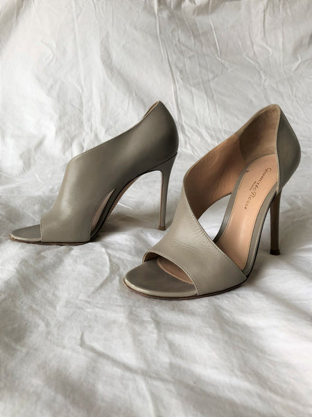 Gianvito Rossi Size 6 Demi Gray Open Toe Pumps