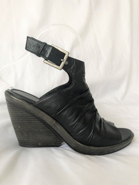 B Makowsky Size 6 Black Peep Toe Wedges