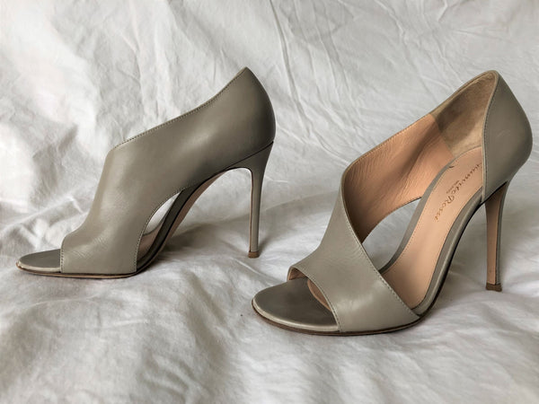 Gianvito Rossi Size 6 Demi Gray Open Toe Pumps