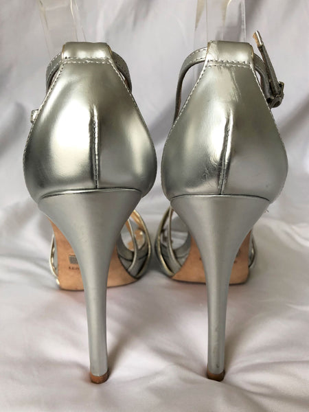 Badgley Mischka Size 7 Fierce Silver Leather Sandals