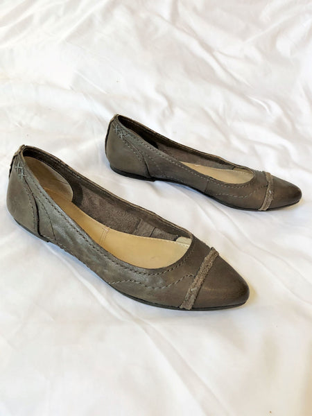 Frye Size 6 Taupe Leather Flats