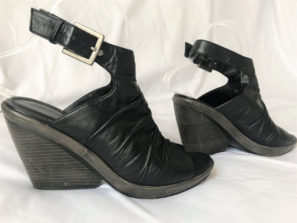 B Makowsky Size 6 Black Peep Toe Wedges