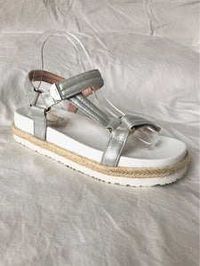 Taryn Rose Size 8 Lydia Silver Leather Sandals