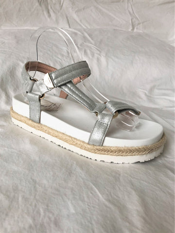 Taryn Rose Size 8 Lydia Silver Leather Sandals