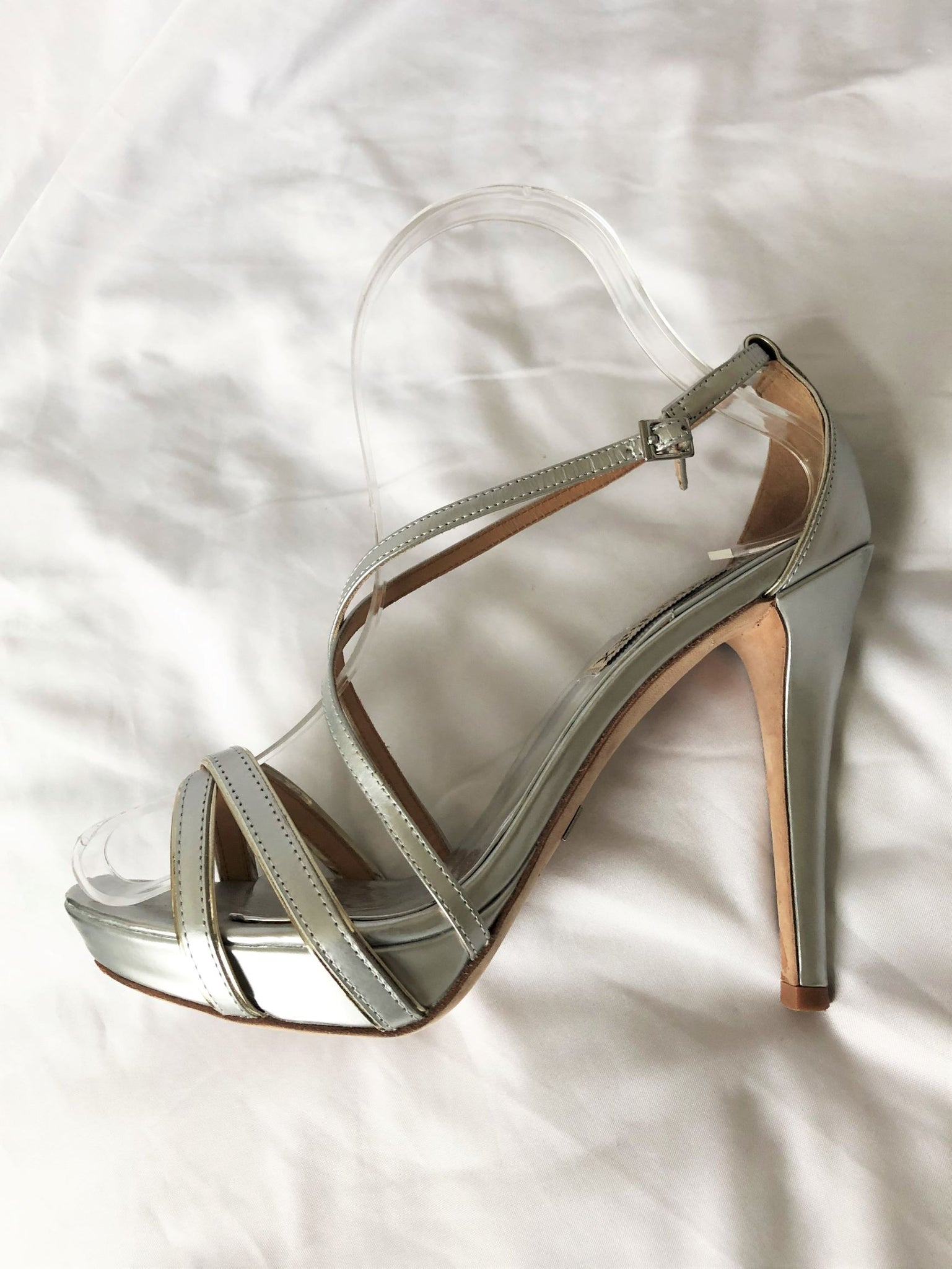 Badgley Mischka Size 7 Fierce Silver Leather Sandals