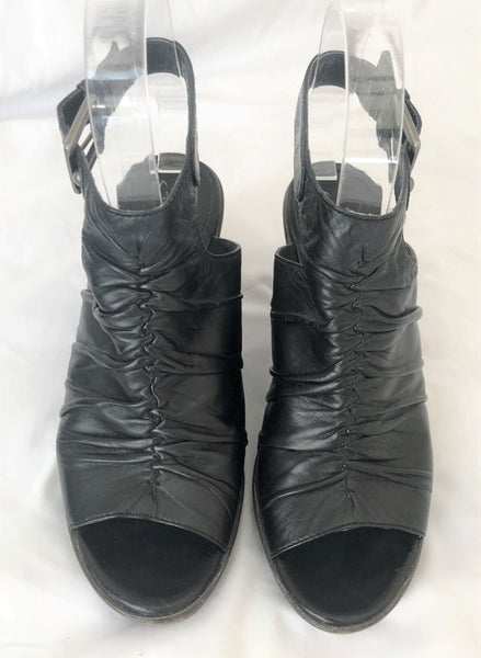 B Makowsky Size 6 Black Peep Toe Wedges